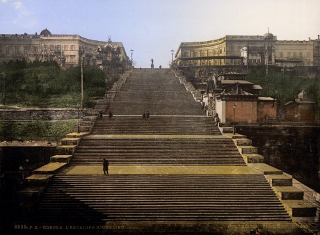 Die Richelieu-Treppe in Odessa, bekannt aus einer Schlüsselszene in Sergej Eisensteins Film Panzerkreuzer Potemkin, ca. 1895. Die Richelieu-Treppe in Odessa, bekannt aus einer Schlüsselszene in Sergej Eisensteins Film Panzerkreuzer Potemkin, ca. 1895.